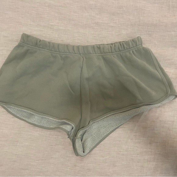 Aritzia TNA cozy perfect fleece sweatshorts - Picture 1 of 2
